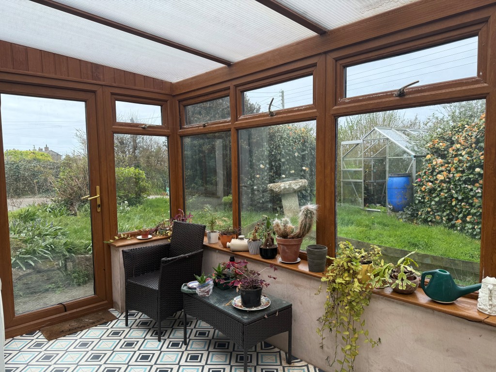 Lot: 118 - DETACHED HOUSE WITH ATTACHED ANNEXE GARDEN, GARAGE AND TWO DRIVES - Conservatory